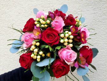 Strauss mit roten und rosanen Rosen